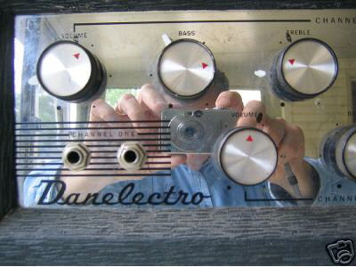 DanelectroDS100StereoAmp3